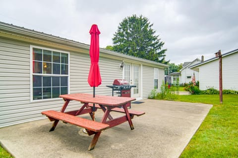 1 Mi to Lake Access Erie Home with Private Backyard House in Millcreek Township