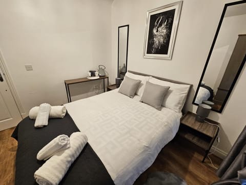 Bed, Photo of the whole room, Bedroom, hair dresser, towels
