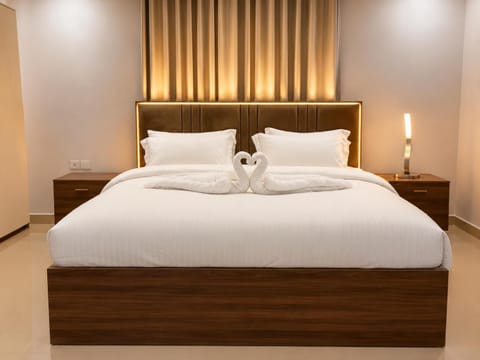 Bed, Photo of the whole room, Bedroom, towels