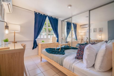 Bed, Living room, Photo of the whole room, Seating area, Dining area, Bedroom, towels, air conditioner