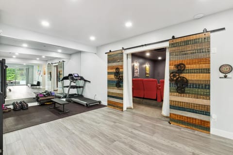 Elegant Mountain Retreat with Sweeping Views Villa in Fort Carson