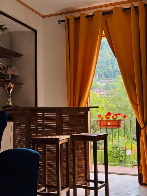 Natural landscape, View (from property/room), Balcony/Terrace, Living room, Seating area, Dining area, Mountain view