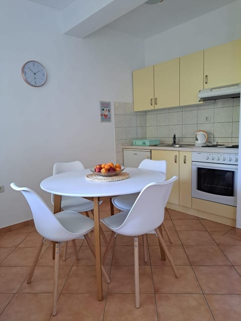 Kitchen or kitchenette, Dining area, stove