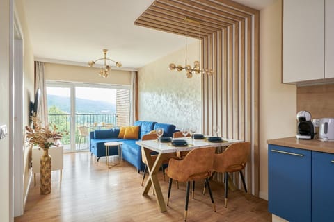 Living room, Dining area, Mountain view