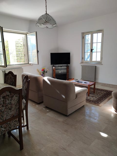 Communal lounge/ TV room, Communal lounge/ TV room, TV and multimedia, Living room, Evening entertainment