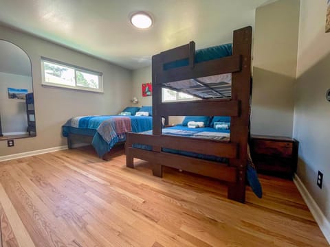 Bedroom, bunk bed