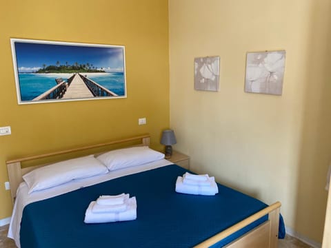 Bed, towels