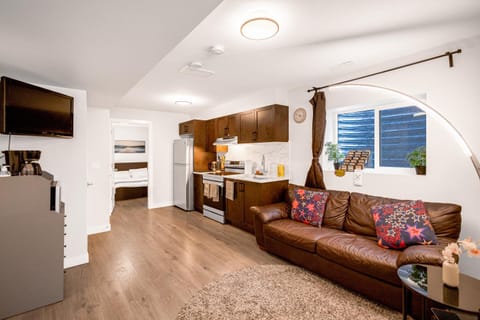 TV and multimedia, Kitchen or kitchenette, Living room, Seating area