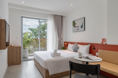 Bed, TV and multimedia, Balcony/Terrace, Photo of the whole room, Seating area, Bedroom