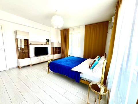 Bed, TV and multimedia, Bedroom