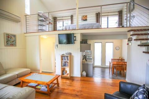 Bed, TV and multimedia, Kitchen or kitchenette, Living room, Photo of the whole room, Seating area, Dining area, Bedroom, pet friendly, air conditioner