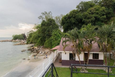 Property building, Day, Natural landscape, Beach, Lake view, Sea view