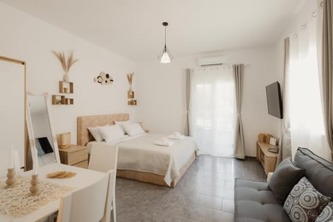 Bed, TV and multimedia, Living room, Photo of the whole room, Seating area, Bedroom