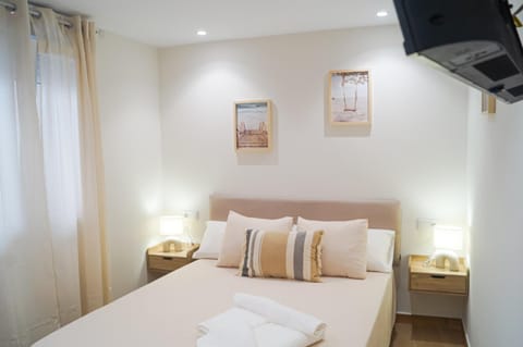 Bed, TV and multimedia, Photo of the whole room, Bedroom, towels
