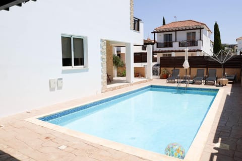 Property building, Patio, Day, Pool view, Swimming pool, sunbed
