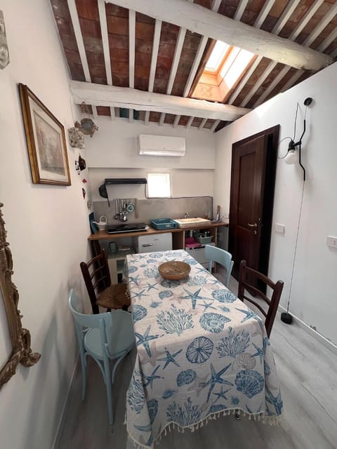 Seating area, Dining area, stove