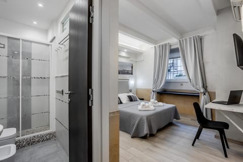 Bed, Bathroom, Photo of the whole room