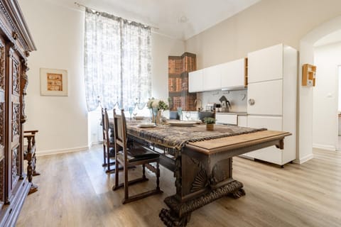 Kitchen or kitchenette, Dining area