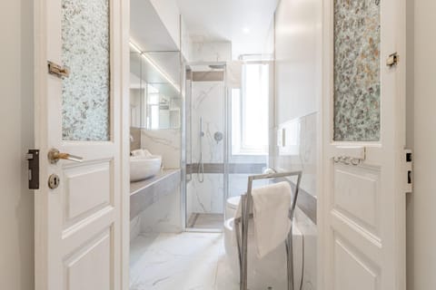 Shower, Toilet, Bathroom, towels