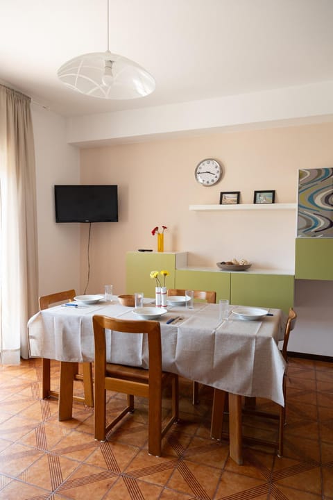 TV and multimedia, Living room, Seating area, Dining area
