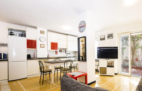 TV and multimedia, Kitchen or kitchenette, Living room, Seating area, Dining area