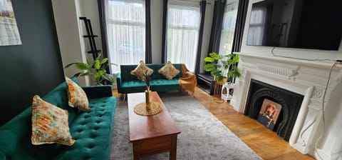 TV and multimedia, Living room, Seating area