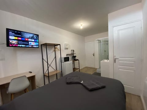 Bed, TV and multimedia, Bedroom