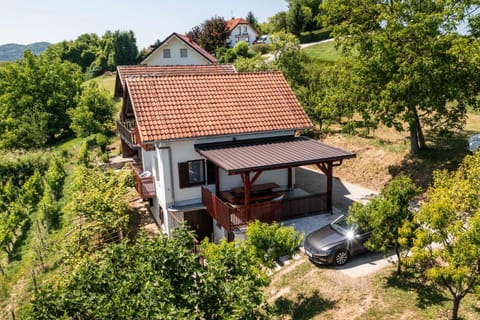 Property building, Day, Natural landscape, Garden, Garden view, Parking
