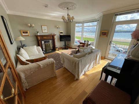 Natural landscape, TV and multimedia, View (from property/room), Balcony/Terrace, Living room, Beach, Sea view, Sunset, internet