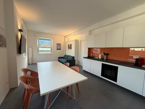 Kitchen or kitchenette, Living room, Photo of the whole room, Seating area, Dining area, dishwasher, oven, pet friendly, stove