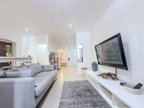 Communal lounge/ TV room, Library, TV and multimedia, Living room, Seating area, Evening entertainment