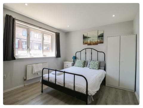 Bed, Photo of the whole room, Bedroom, internet, wardrobe