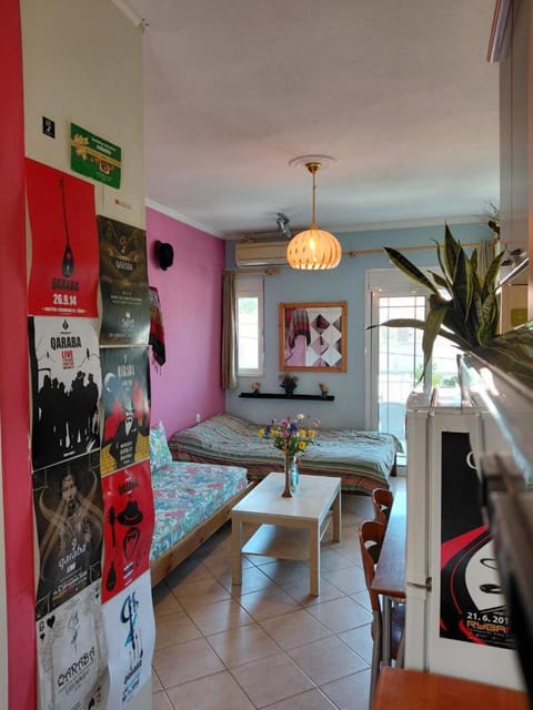 Kitchen or kitchenette, Living room, Seating area, Dining area