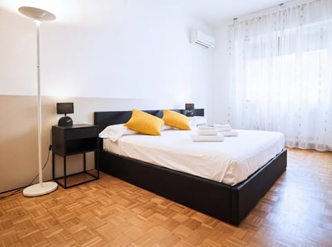 Bed, Bedroom, towels, air conditioner