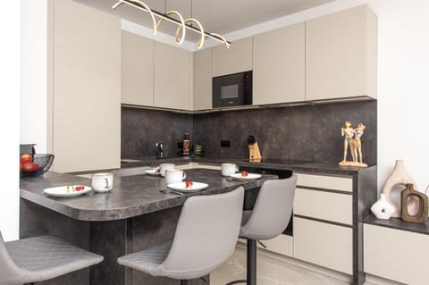 Coffee/tea facilities, Kitchen or kitchenette, Dining area, microwave, oven, stove