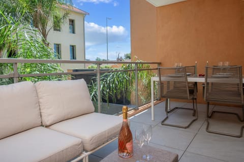 Patio, Day, Balcony/Terrace, Living room, Seating area, Dining area