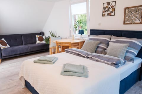 Bed, Living room, Photo of the whole room, Seating area, Bedroom, towels