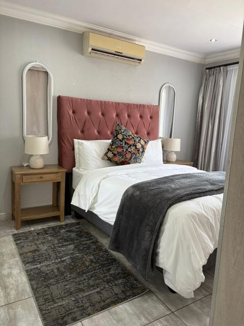 Bed, Photo of the whole room, Bedroom, air conditioner