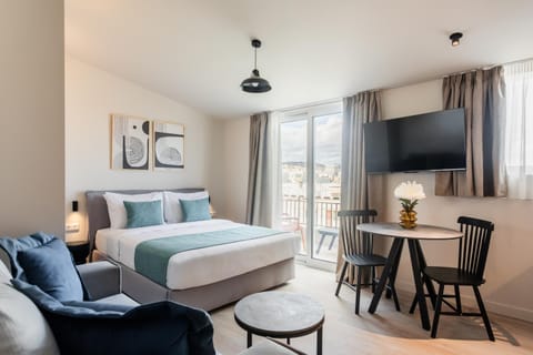 Bed, TV and multimedia, View (from property/room), Living room, Seating area, Dining area, Bedroom