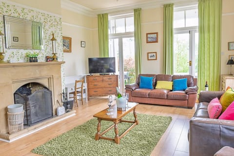 Communal lounge/ TV room, TV and multimedia, Living room, Seating area