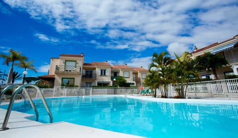 Property building, Swimming pool, Swimming pool