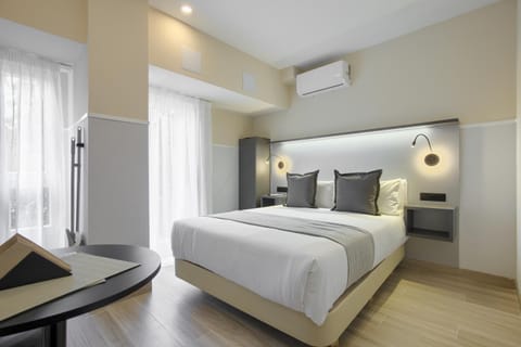 Bed, Photo of the whole room, air conditioner