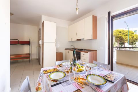 Kitchen or kitchenette, Dining area, stove