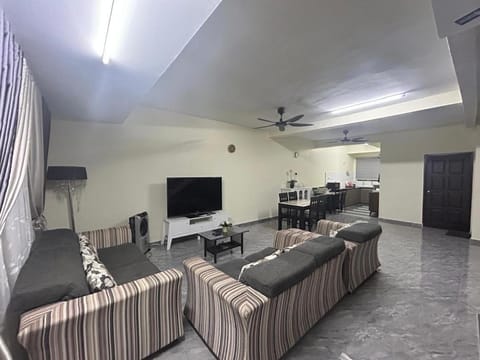 Communal lounge/ TV room, TV and multimedia, Living room, Seating area, Evening entertainment