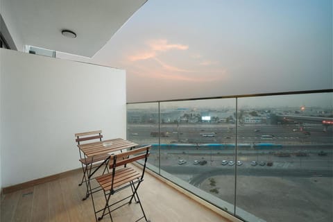 EasyGo- Comfy, near metro, Easy Access to City Roads Apartment in Dubai