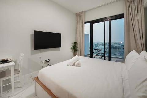 EasyGo- Comfy, near metro, Easy Access to City Roads Apartment in Dubai