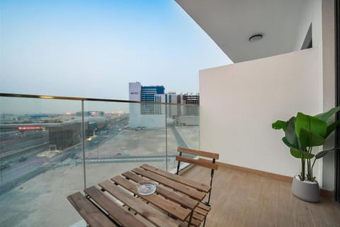 EasyGo- Comfy, near metro, Easy Access to City Roads Apartment in Dubai