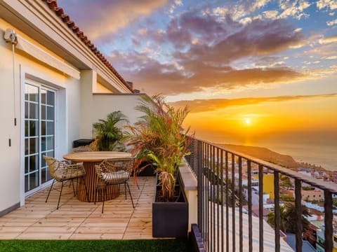 View (from property/room), Balcony/Terrace, Dining area, Sea view, Sunset