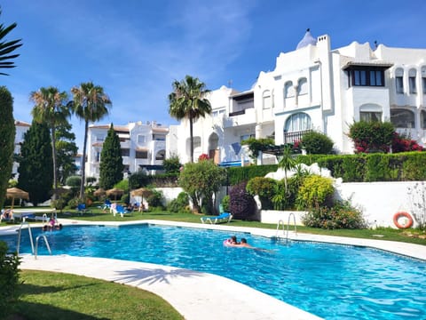 Property building, Garden, Swimming pool, sunbed