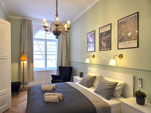 Bed, Bedroom, towels